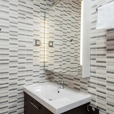 -malagasunapts- Modern Citycentre Pool&parking *